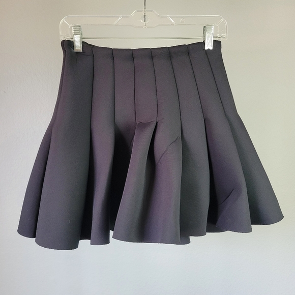 H&M // black neoprene scuba pleated fit & flare mini skirt - Picture 1 of 4
